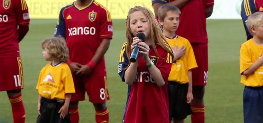 サッカー会場騒然！！11歳少女が圧倒的歌唱力で国歌斉唱